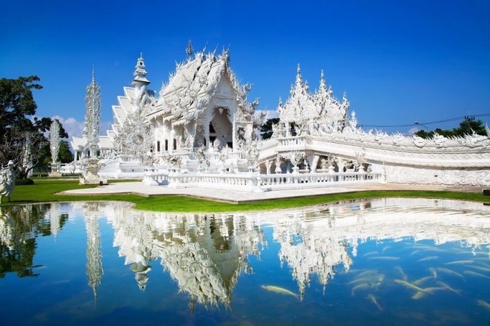 Einer unserer Lieblingstempel ist der wohl bekannteste und außergewöhnlichste in Chiang Rai, der Wat Rong Khun, der auch Weißer Tempel genannt wird.