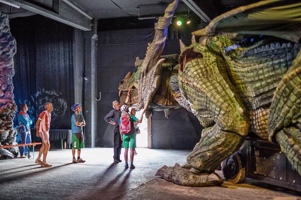 Besucher in der Drachenhöhle in Furt im Wald im Bayerischen Wald.