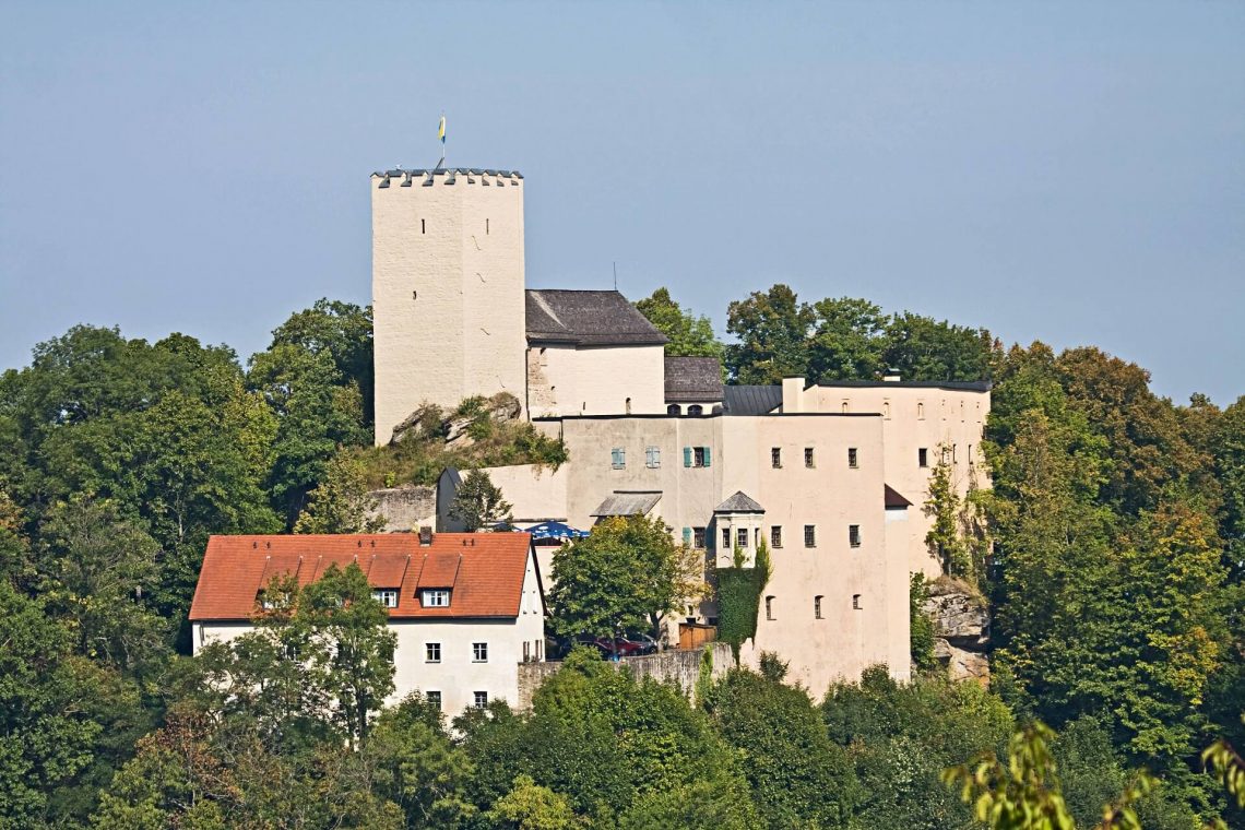 Die Burg Falkenstein im Herbst im Bayerischen Wald.