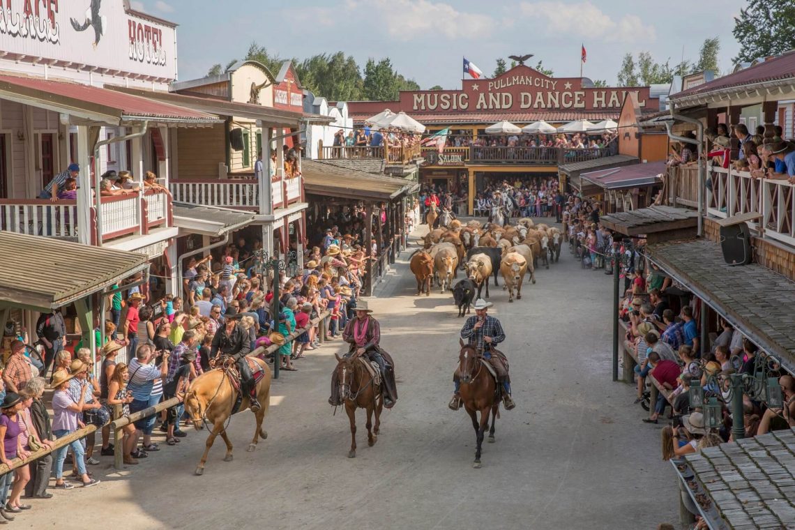 Cowboys und Zuschauer in der Westernstadt Pullman City im Bayerischen Wald.