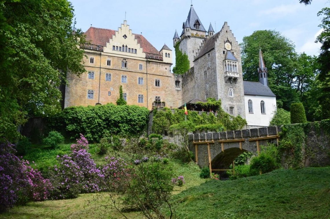 Blick aus dem Schlossgarten auf die Brücke und den Turm des Schloss Egg im Bayerischen Wald.