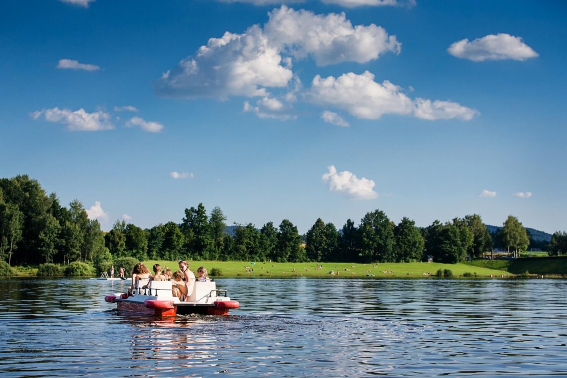 Treetboot fahren auf dem Perlsee in Waldmünchen