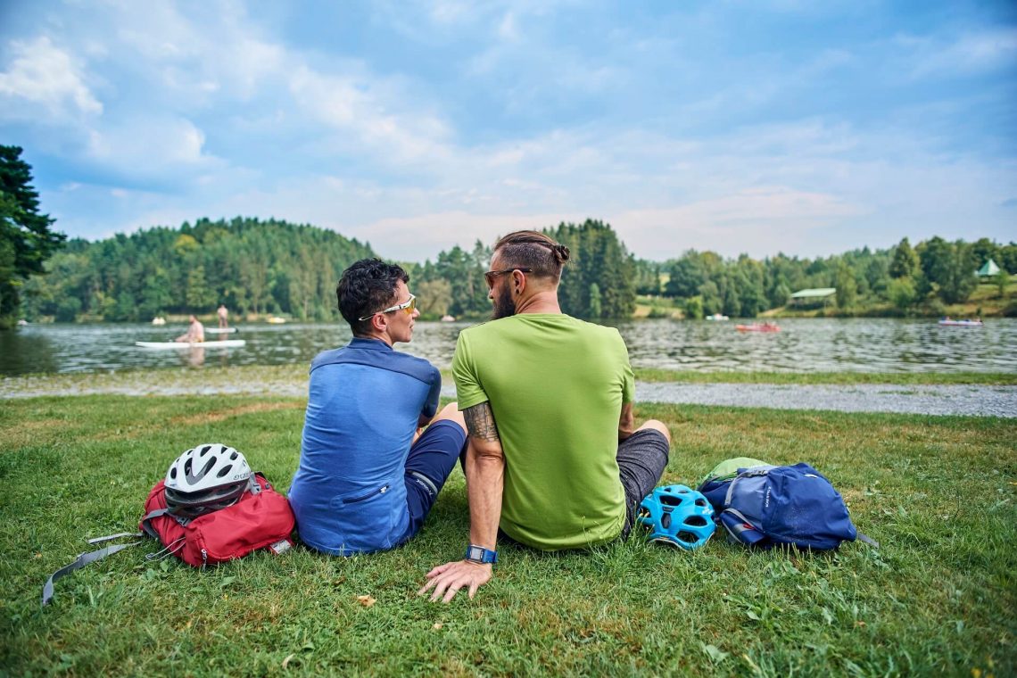Zwei Mountainbiker entspannen am Eginger See