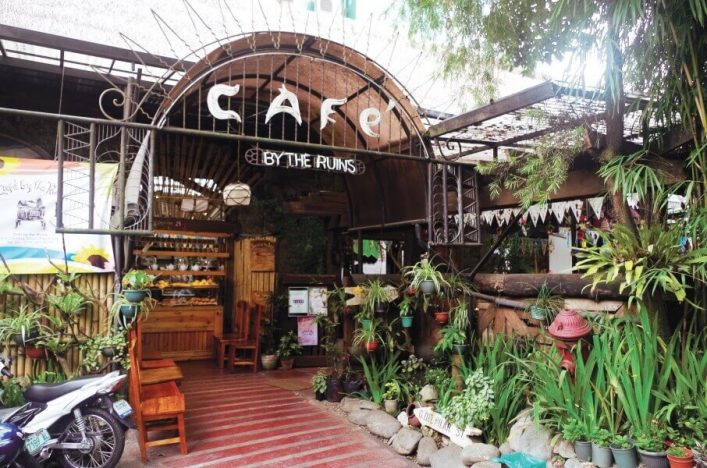 Cafe an den Ruinen auf den Philippinen