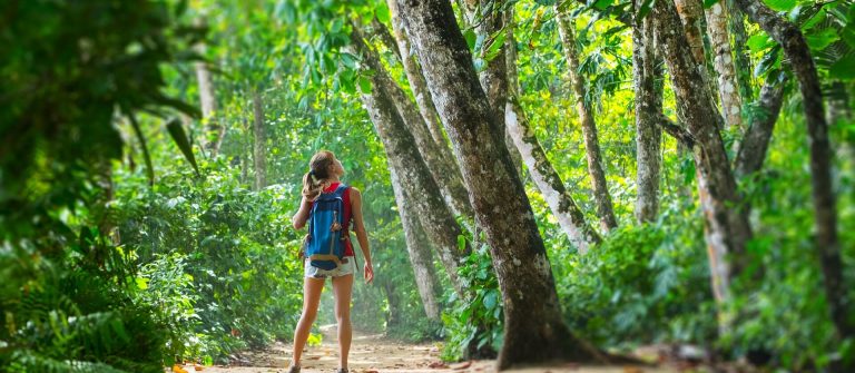 Eine Frau im Dschungel von Costa Rica