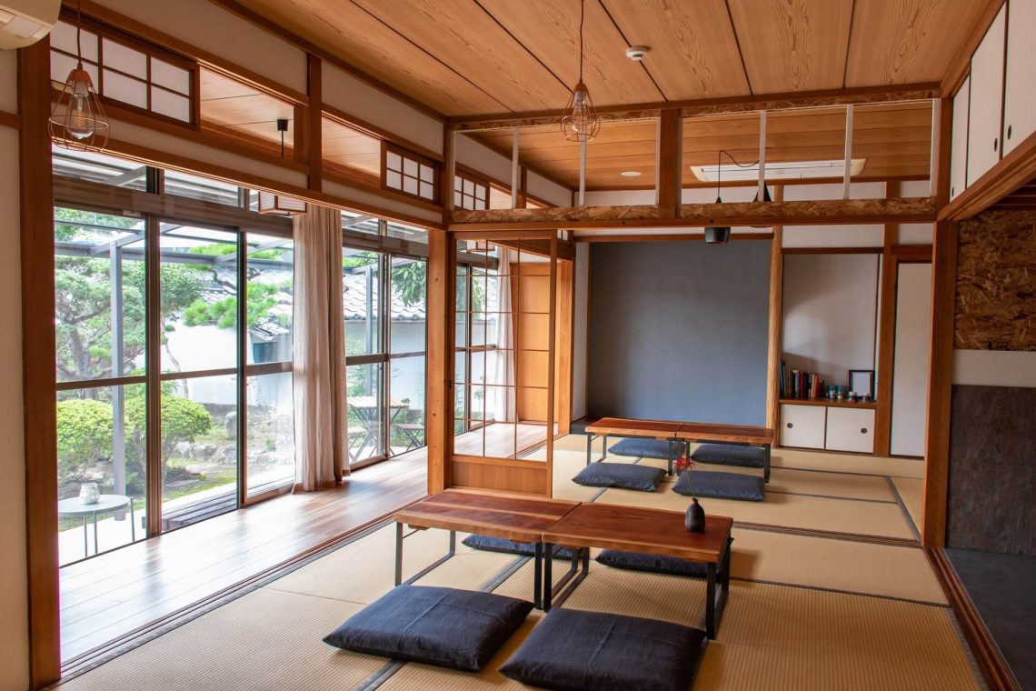 Traditioneller Speisesaal mit flachen Tischen und Sitzkissen gehört zur Einrichtung eines Ryokan in Japan.
