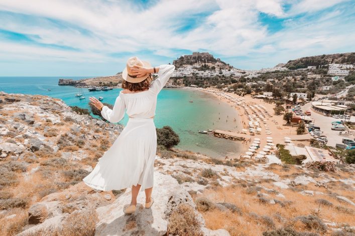 Alleinreisende Frau in Lindos auf Rhodos