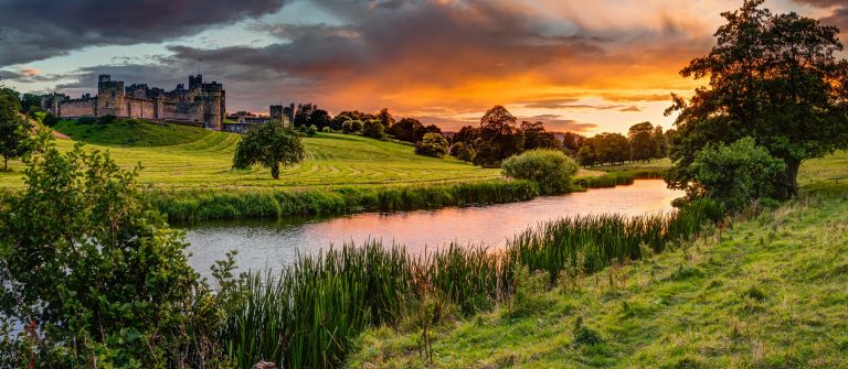 Landschaft Großbritannien mit Burg im Sonnenaufgang
