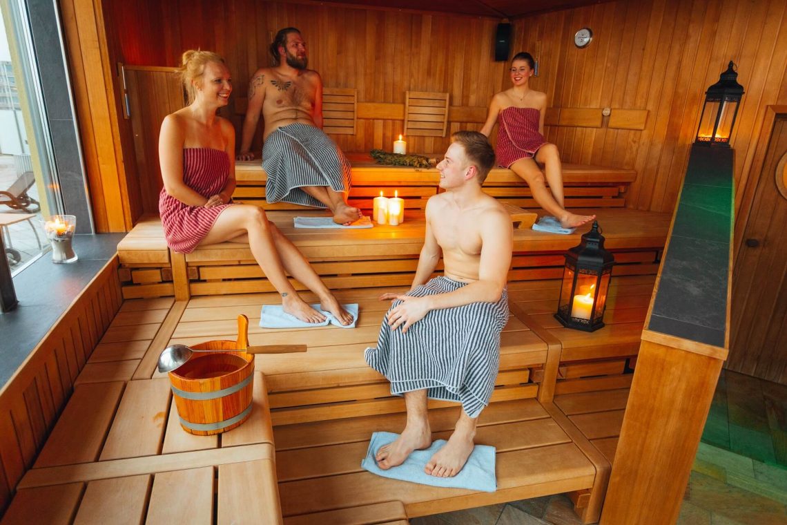 Besucher in der Sauna im Gezeitenland beim Wellness auf Borkum.