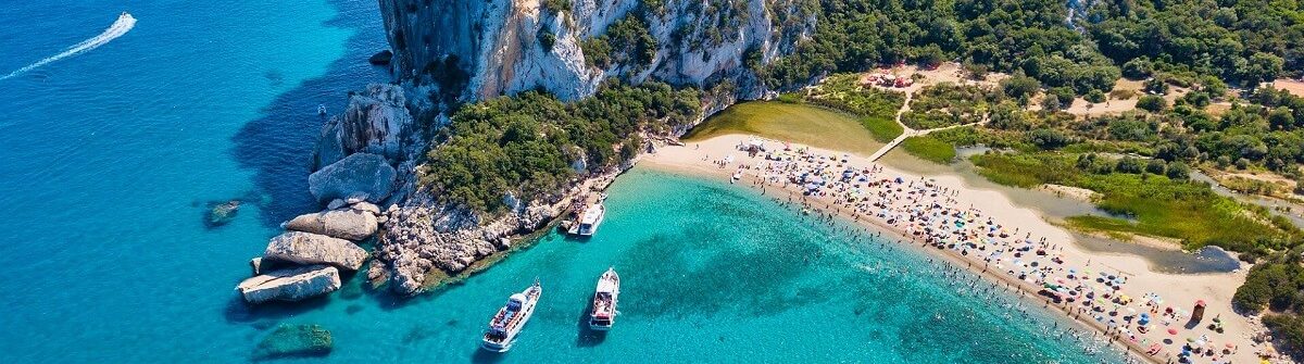 Cala-Luna-Sardinien_sardinien_itralien_GettyImages-1189201859-1-1