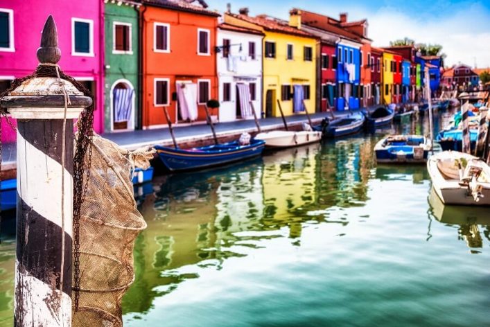 Venedig-Typische-Strasse-auf-der-Insel-Burano-iStock_21463578_XLARGE-2-e1533049394666