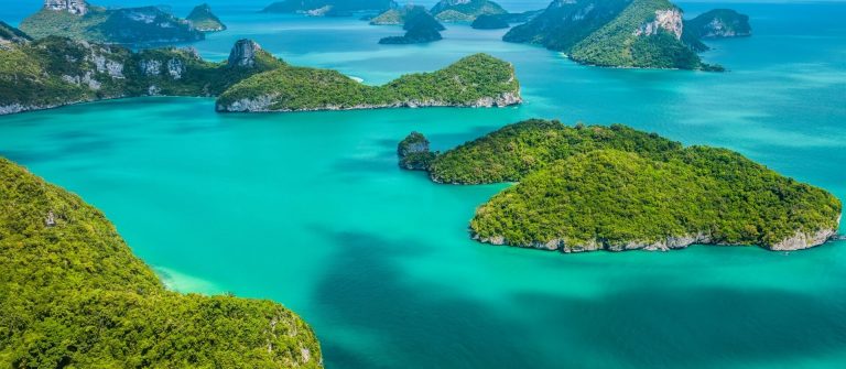 Gruppe-von-Thailaendischen-Inseln_GettyImages_584876194-1