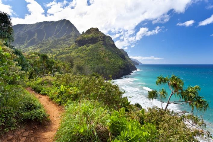 Kalalau Trail, Kauai, Hawaii: Dieser 18 Kilometer lange Trail an der Küste von Na Pali gilt ein einer der sehenswertesten und zugleich gefährlichsten der Welt. Vor allem, weil es teilweise sehr glatt und steil ist.shutterstock_793773376-1