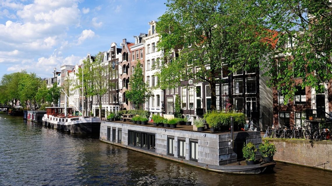 Hausboot im Kanal in Amsterdam