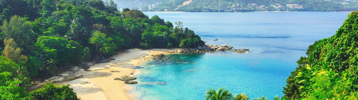 Kamala Beach auf Phuket ist eine süße, baumumrandete Bucht mit türkisfarbenem Wasser
