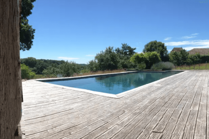 UG-Airbnb_Baumhaus-Frankreich-Pool2-1