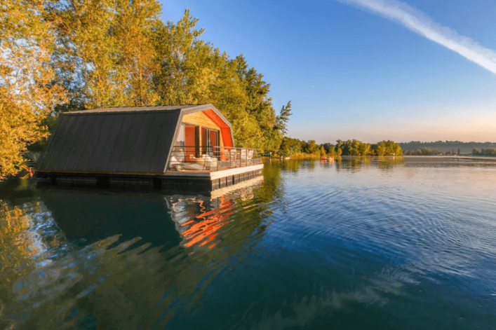UG-Airbnb_Baumhaus-Frankreich-Wasser3-1