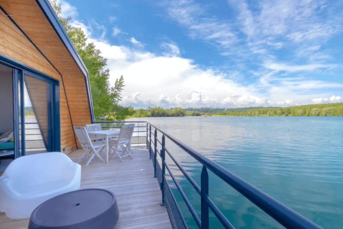 UG-Airbnb_Baumhaus-Frankreich-Wasser4-1