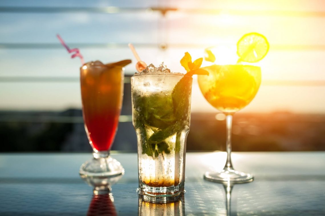 Drinks mit Ausblick auf den Sonnenuntergang