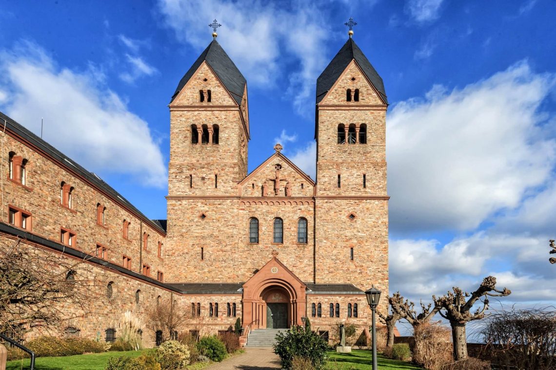 Fassade und Türme der Abtei St. Hildegart im Kloster Eibingen im Rheingau.