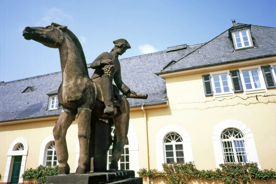 Figur des Spätlesereiter am Weingut Schloss Johannisberg im Rheingau.