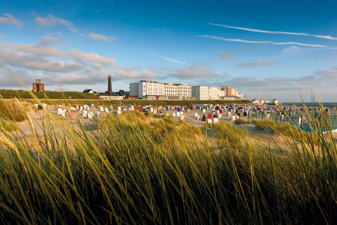 Nordbad, Leuchtturm, Strandkörbe und Skyline von Borkum am Nordstrand.