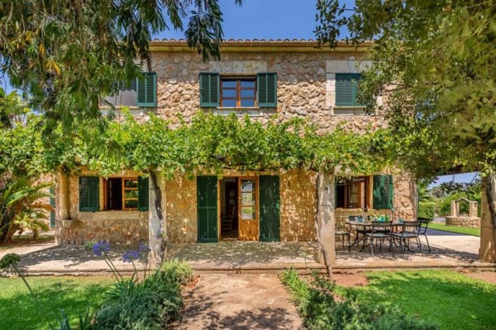 Die Fassade der Finca Can Paroya ähnelt eine märchenhafte Kulisse. Hier kann man das echte Mallorca kennen und lieben lernen.