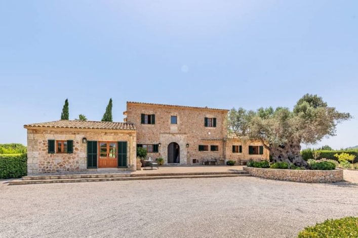 Die 250 m² große Finca ist von innen wie von außen typisch mallorquinisch gehalten: mit grünen Fensterklappläden, einer Natursteinfassade und einem riesigen Garten.