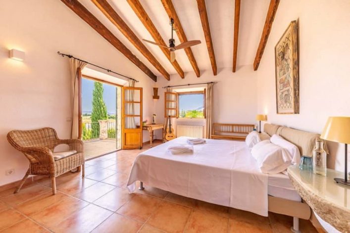 Die Finca verfügt über vier Schlafzimmer und ausreichend Platz für bis zu 8 Personen. Alle Schlafräume sind mit Doppelbetten, Schreibtisch und Lesesessel ausgestattet. Der herrliche Ausblick aus den Fenstern macht das Urlaubsglück komplett.