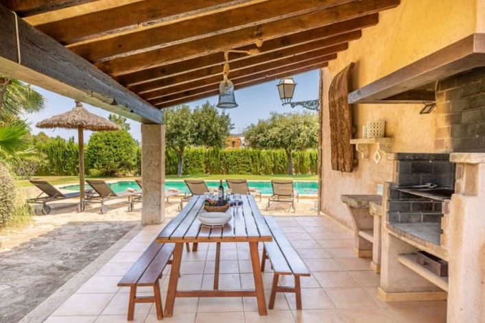 Auf der überdachten Außenterrasse der Villa Can Paroya kann man mit Freunden und Familie kochen, grillen und bis tief in die Nacht plaudern.