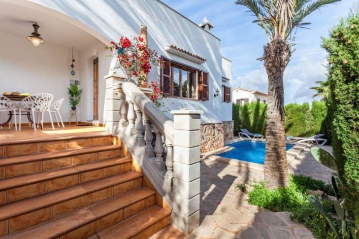 Auf diesem Bild sieht man das schöne Casa Marga von außen. Modern und dennoch im klassischen Finca-Stil gebaut verfügt das Ferienhaus über einen Außenpool, eine gemütliche Terrasse für euren morgentlichen Frühstück und einen Garten für ausgiebige Sonnenbäder und Kinderspiele.