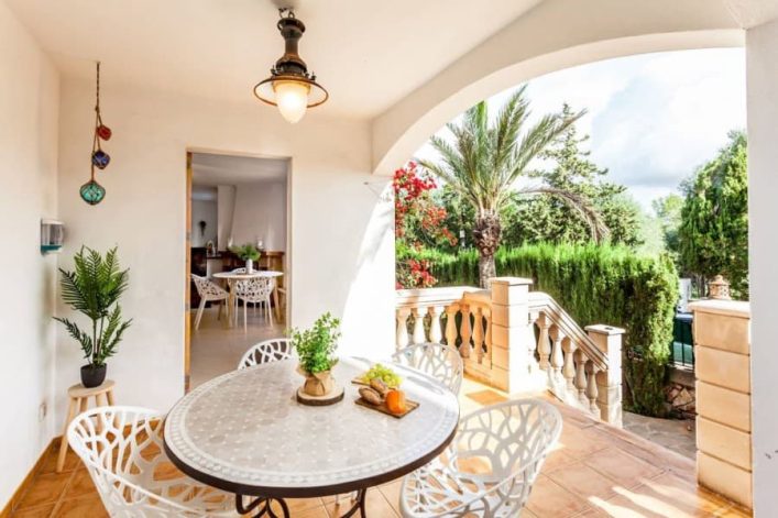 Die Außenterrasse von Casa Marga lässt euch direkt in den schönen Garten des Ferienhauses blicken. Perfekte Gegebenheiten also für eine kleine Pause im Freien, während die Kinder noch im Pool plantschen, oder für lange Abende mit euren Freunden unter dem mallorquinischen Sternenhimmel.