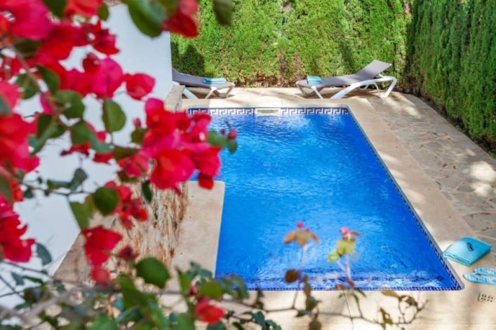 Auf folgendem Bild sieht man den schönen beheizten Pool, der tolle Gegebenheiten für Badespaß pur bietet und dabei eure Privatsphäre schützt.