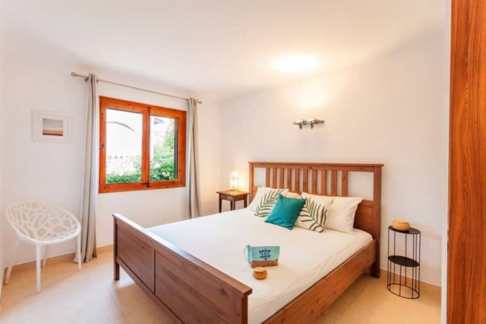 Casa Marga bietet sechs großzügige Schlafplätze in drei Schlafzimmern. Auf 100qm kann man es sich hier mit Freunden oder Familie gemütlich machen.