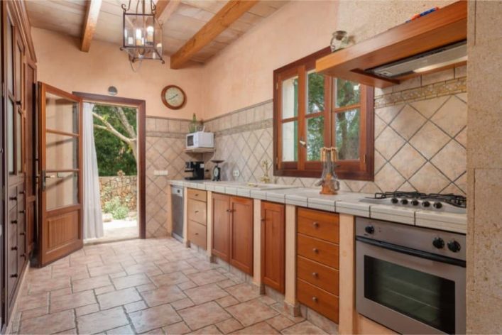 Die Küche der Finca Son Lloringo bietet genügend Platz sowie alle notwendigen Geräte für euren Familienurlaub. Gespeist wird wiederum im Essbereich des Hauses oder auf der Außenterrasse mit Blick auf den Garten.