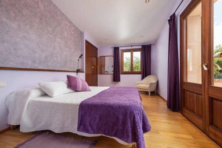 Die Finca verfügt über drei Schlafzimmer, die Platz für sechs Personen bieten. In jedem der Schlafzimmer kann auf Wunsch auch ein Kinderbett bereitgestellt werden.