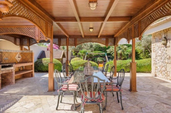 In dem Outdoor-Essbereich könnt ihr gemeinsam mit euren Liebsten kochen, grillen oder im Ofen leckere selbstgemachte Pizza machen. Mit Blick auf den Garten sowie den großen Pool könnt ihr die Abende ungestört und unter dem Sternehimmel ausklingen lassen.