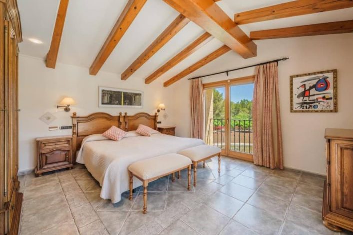 Die Finca bietet sechs großzügige Schlafzimmer, die liebevoll mit für den Finca-Stil klassischem Holzmobiliar eingerichtet sind.