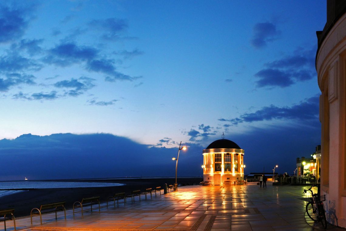 Musikpavillon und Promenade am Nordstrand auf Borkum.