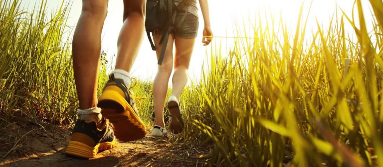 Zwei Menschen wandern
