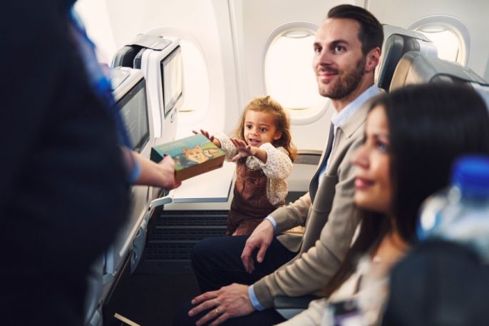 DMO_AirlinePage_icelandair_Large-Onboard-service-Passengers-Children3
