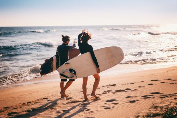 Surfen gehört zu den Top-Aktivitäten und Lieblingssportarten der kalifornischen Bewohner. Für Fans der Wassersportart sieht ein Tag am Strand in Kalifornien genauso aus wie auf diesem Bild: Gelassen, mit salzig nassen Haaren und einem Surfbrett unter der Schulter spazieren zwei junge Männer entlang des Pazifiks und beobachten den Wellengang aus der Küste. Ob die Wellen sich für eine Runde Surfen eignen, ist je nach Erfahrung zu unterscheiden. Zum Glück bringt Kalifornien mit seinen vielfältigen Stränden zahlreiche Surfspots für alle Level - von Anfänger bis Profi.