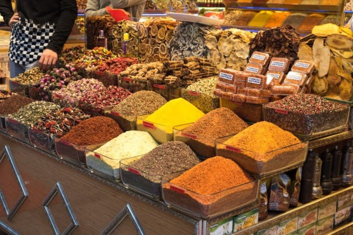 Gewürzstände mit farbenfrohen Gewürzhaufen und Trockenfrüchten im Großen Basar von Istanbul, ein Symbol türkischer Kultur und Handelskunst.