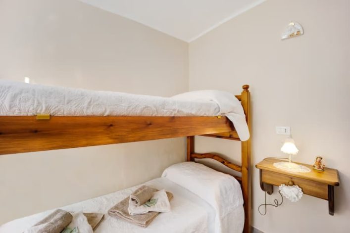 Holidu_DaNonnaAnnetta_Ligurien_ID49019765_Schlafzimmer