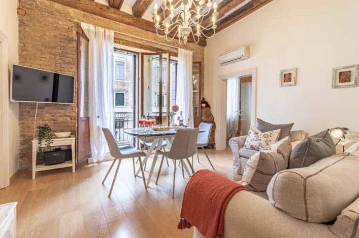 Holidu_RivaDegliSchiavoniBoutiqueApartment_Venedig_ID50042701_Wohnzimmer