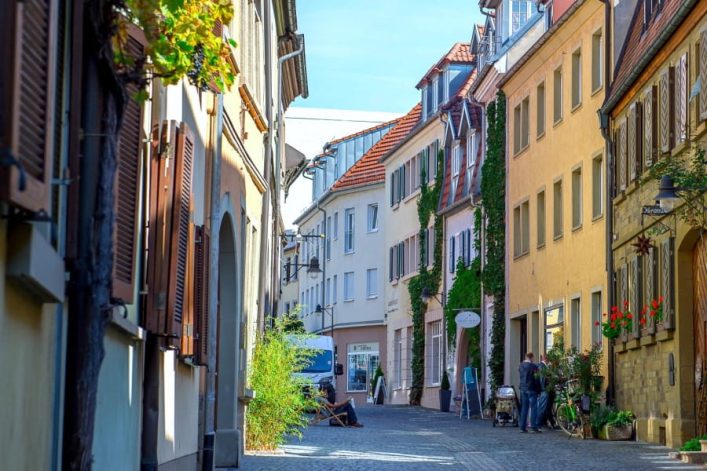Bunte, teils mit Efeu oder Weinreben bewachsene Häuser in der Schweinfurter Innenstadt