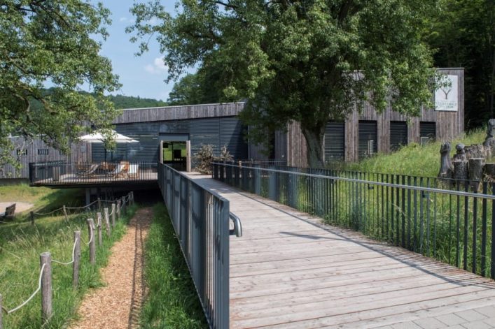 das Steigerwaldzentrum ist ein modernes, einstöckiges, komplett mit Holz verkleidetes Gebäude mitten in der Natur