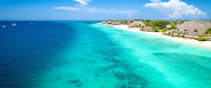 Türkisblaues Wasser und die malerische Strandkulisse am Nungwi Beach auf Sansibar. Ein idyllischer Tag am Strand im Familienurlaub auf der Gewürzinsel.